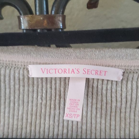 SOLD!! VICTORIA'S SECRET Thin Sweater - Sizes XS - Picture 5 of 6